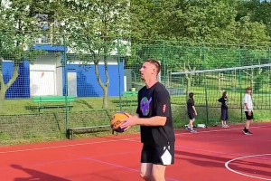 媒体人：广东全队配合还不够熟稔 球员们热衷单打 但有轮换优势